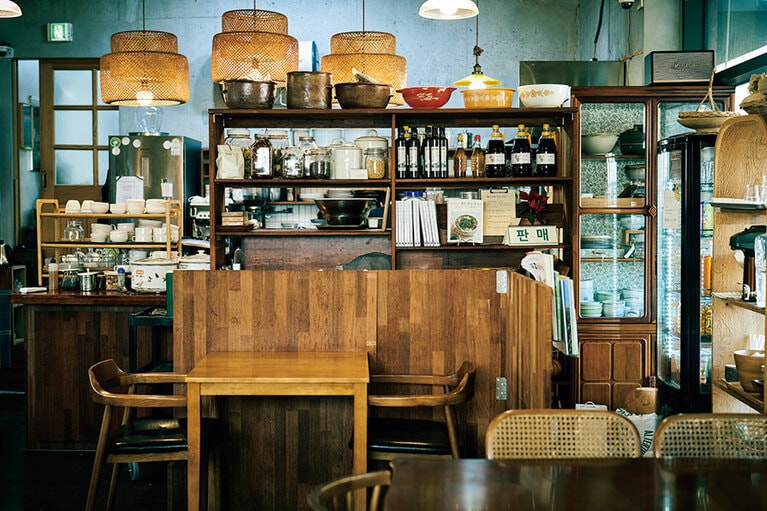 調理中の音や香りが漂う店内。