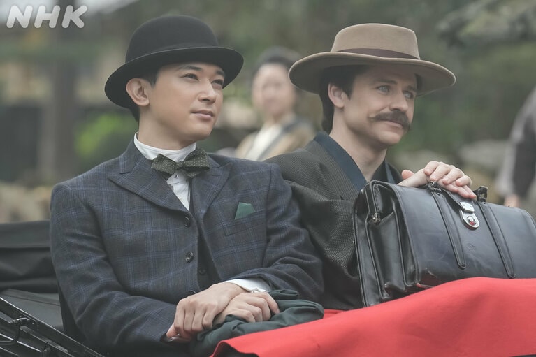 松江時代の錦織とヘブン。「ばけばけ」公式Xより。