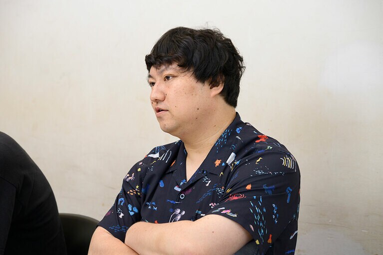 インタビューに答えてくれた、ロングコートダディの兎さん。