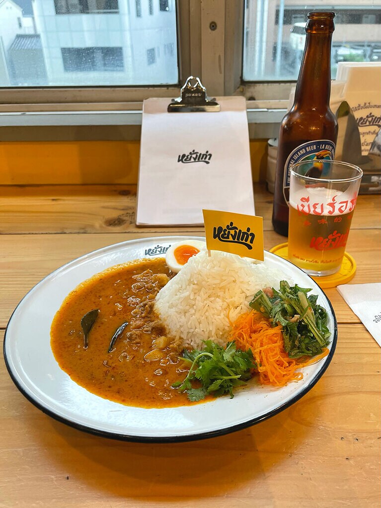 左は「豚ひき肉とレンコンのパネンカレー」、右は「マッサマンカレー」。タイのビールやお茶などドリンクメニューもあり。