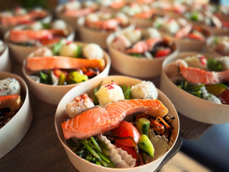 近郊の観光スポットや海辺に持っていくお客さんも多いのだとか。