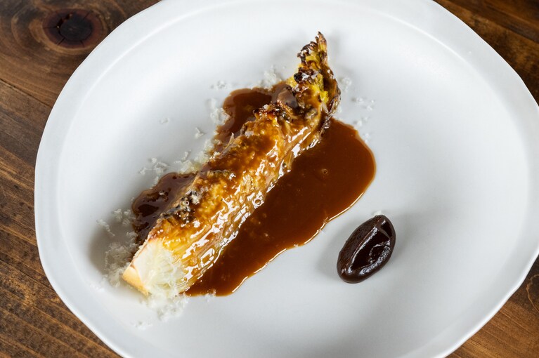 コンテチーズを削りかけた「雪下の白菜」には、自家製黒にんにくのソース、黄色いワインといわれるヴァン・ジョーヌのソースを絡めていただきます。