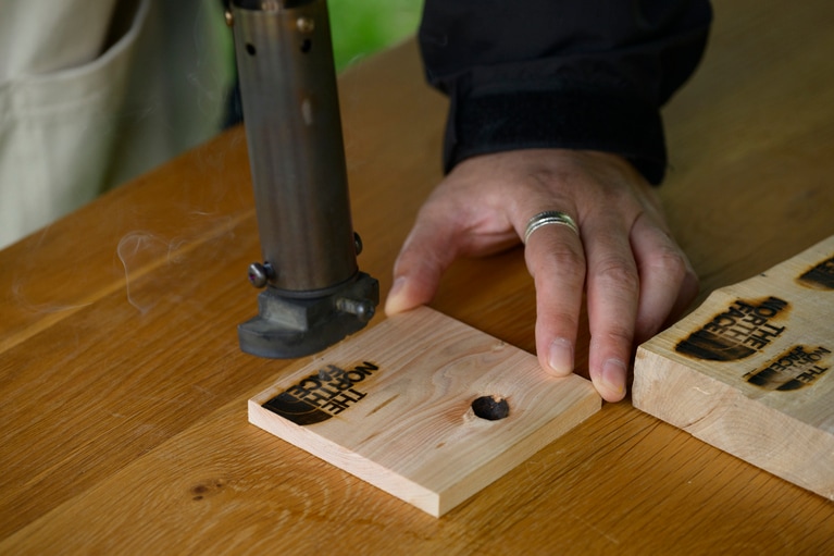 最後にブランドロゴの焼印を入れて完成。