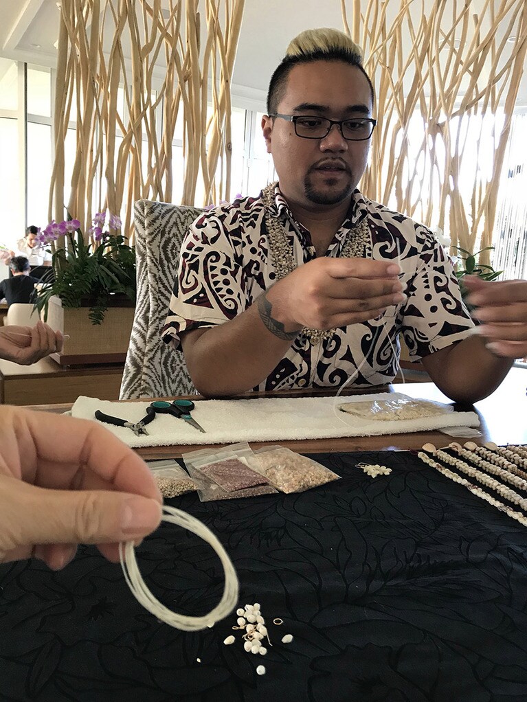 貝殻を繋いでいくのは細いテグス。