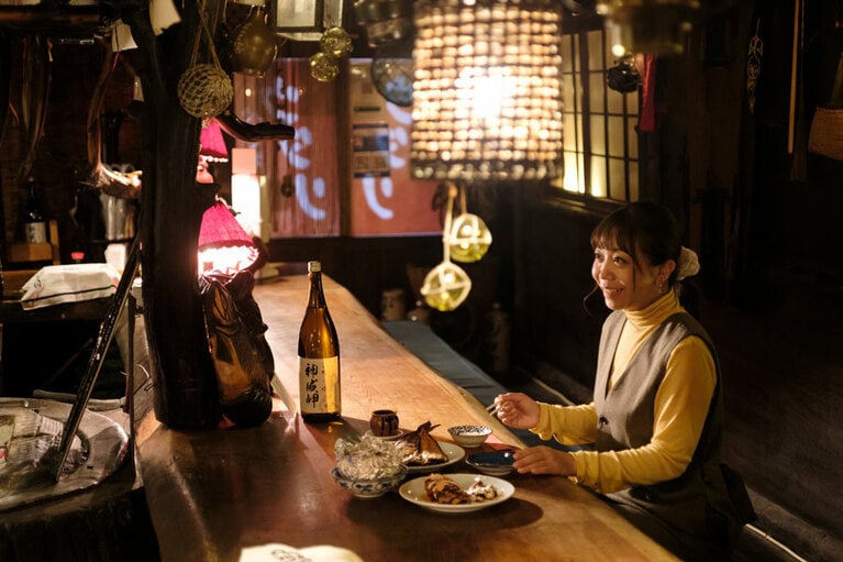 ゆったりとしたカウンター席では、炉端焼きの臨場感を味わえます。