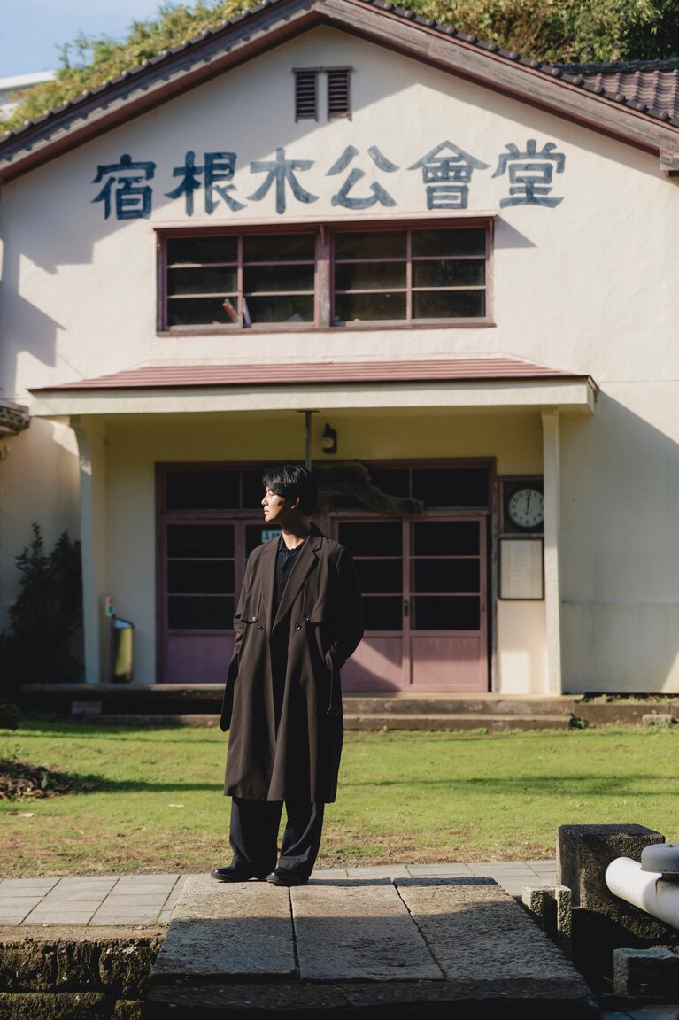 1921年に建てられた旧公会堂の古材を転用し、1958年に建て替えられた公会堂。周囲とは少し趣の異なる、昭和レトロな雰囲気を感じさせる佇まいだ。ここでは、小木を拠点とする和太鼓集団「鼓童 」の公演などが定期的に行われている。