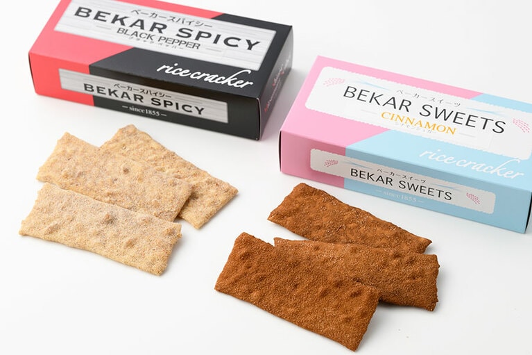 BEKAR SPICY、BEKAR SWEETS 各4枚入り 594円／老舗 三俣せんべい