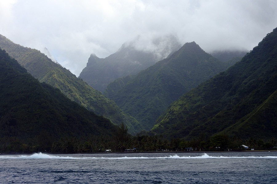 幾重にも山が折り重なる、海から見たタヒチイチ。