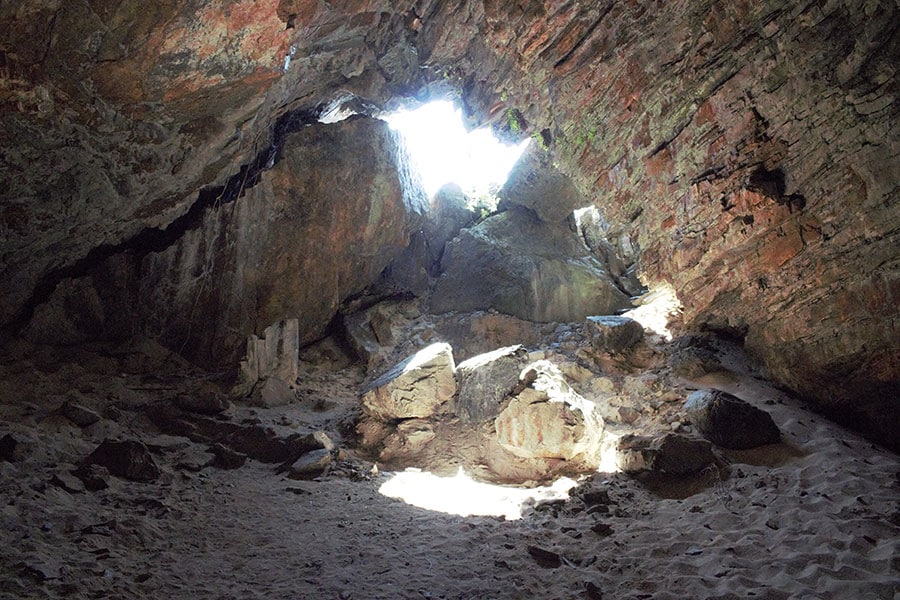 クマヤ洞窟内。海抜25～30メートルなのに、なぜ白砂が洞窟内に？ ©伊平屋島観光協会