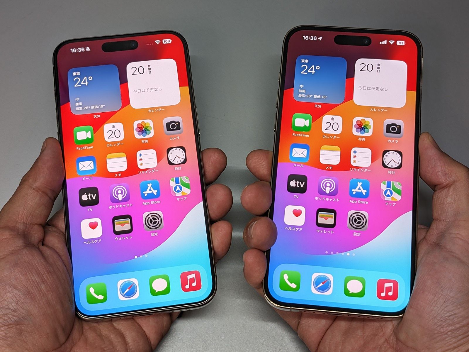 左が新製品の「iPhone 15 Pro Max」、右が従来モデルの「iPhone 14 Pro Max」。正面からの見た目の違いはほとんどありませんが、果たしてどれくらい進化しているのでしょうか……？