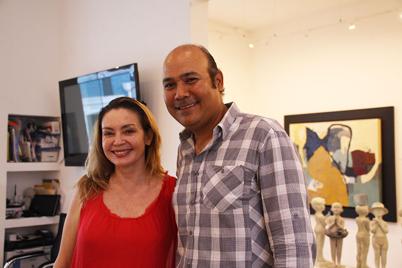 アートウォークを運営するパトリシアさん(左)。ギャラリー「コルシカ(CORSICA)」のオーナー(右)は「メキシコはカラフルな色であふれていて、生命を感じるんだ」と言う。