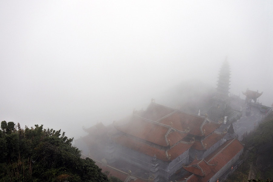 この日、頂上近くは濃霧がたちこめ、視界は真っ白。