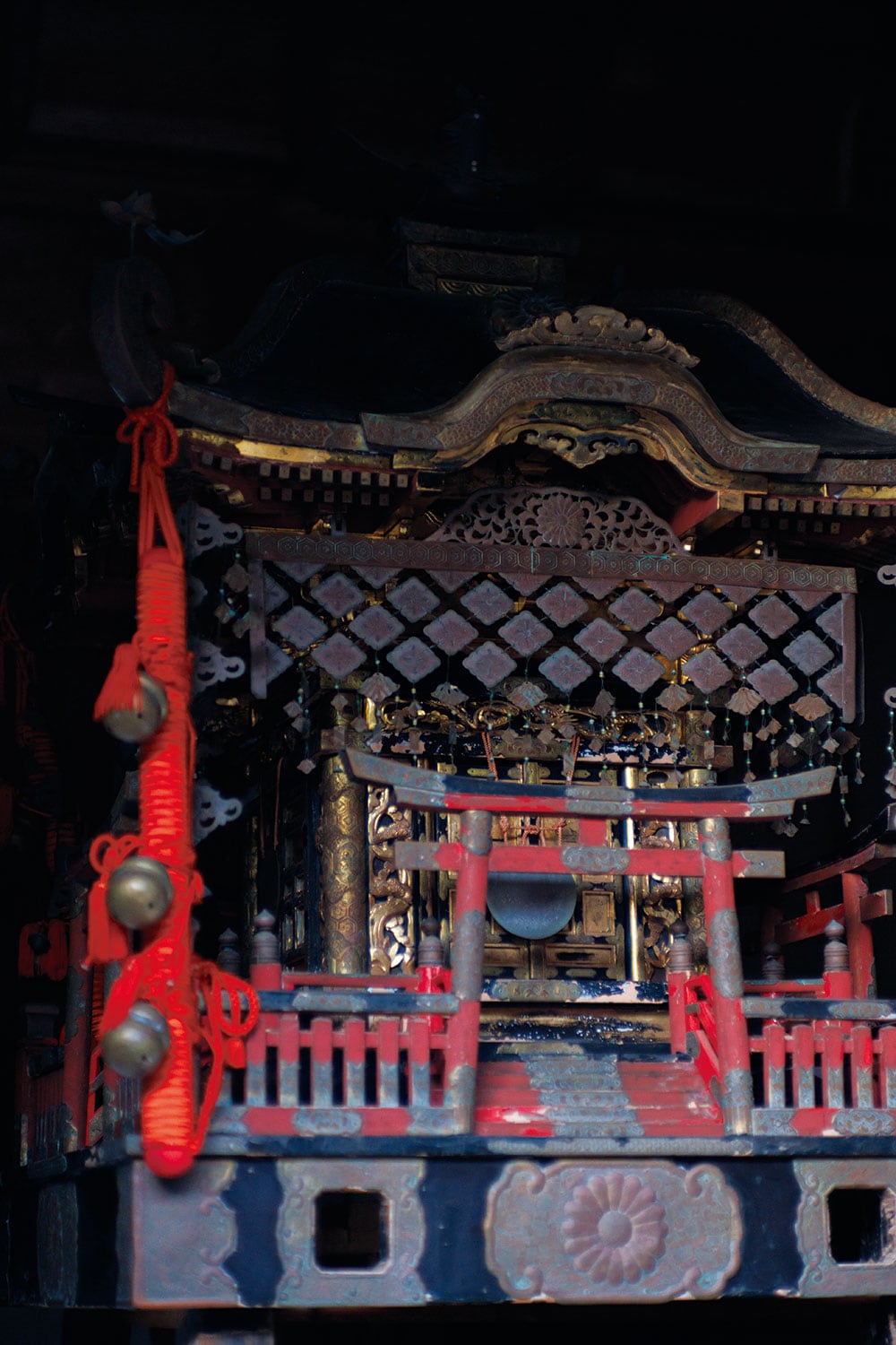 【中ノ島】隠岐神社。約180年前に奉納された神輿は隠岐で唯一の校倉造りの建物に納められている。