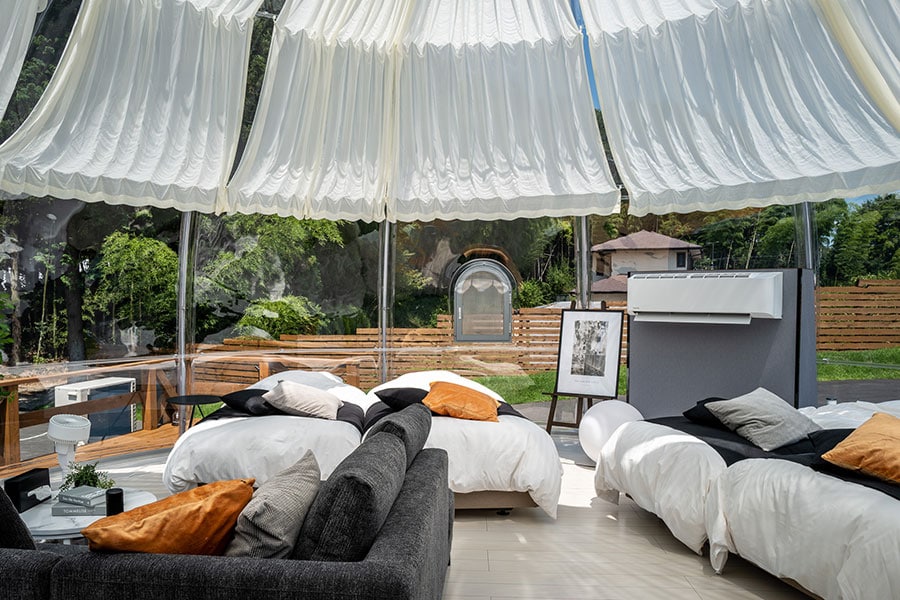 360°透明なテントの中で過ごすクリアドームは、ある意味、最も非日常体験ができそう。