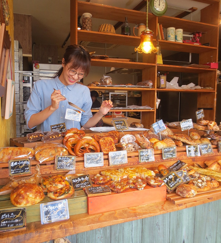 色々な種類のパンがぎっしり並ぶ店内。