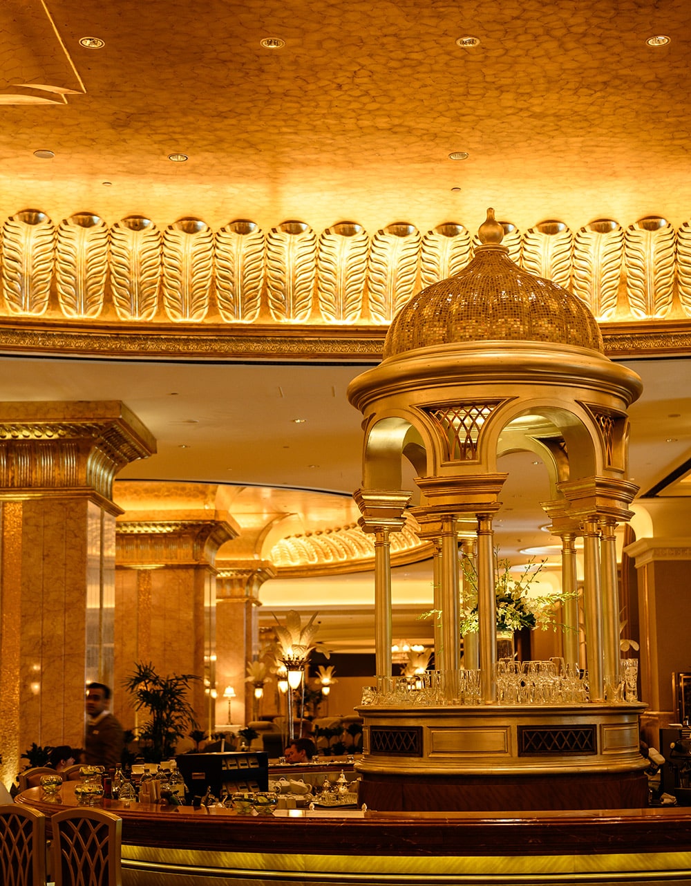 館内の装飾には黄金や真珠、クリスタルをふんだんに使用。