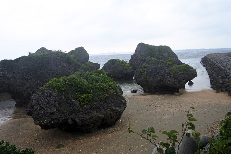 島が隆起した時に転がり落ちたという巨岩。