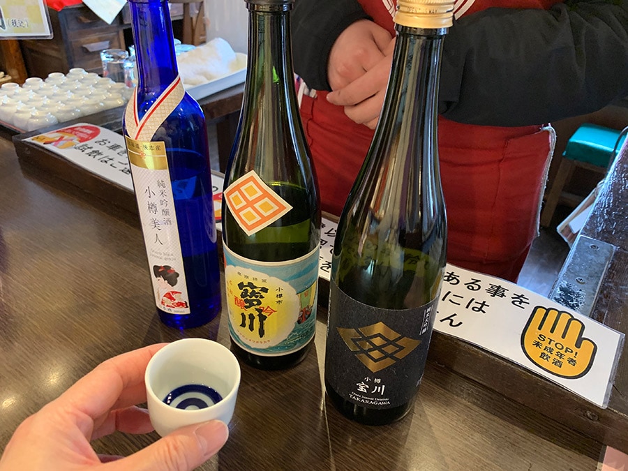 左から「純米吟醸酒 小樽美人」、昭和初期のラベルを再現した限定酒「純米吟醸 宝川」、そして「田中酒造」の代表銘柄「純米大吟醸 宝川」。20種類ほどのなかから3種類を試飲させてくれる。