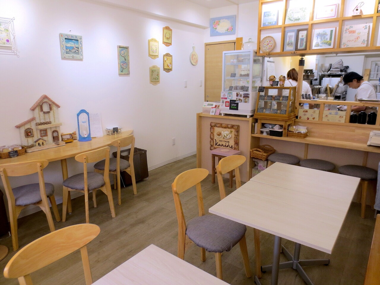 店内は、ゆったりとしたテーブル8席にカウンター席も。