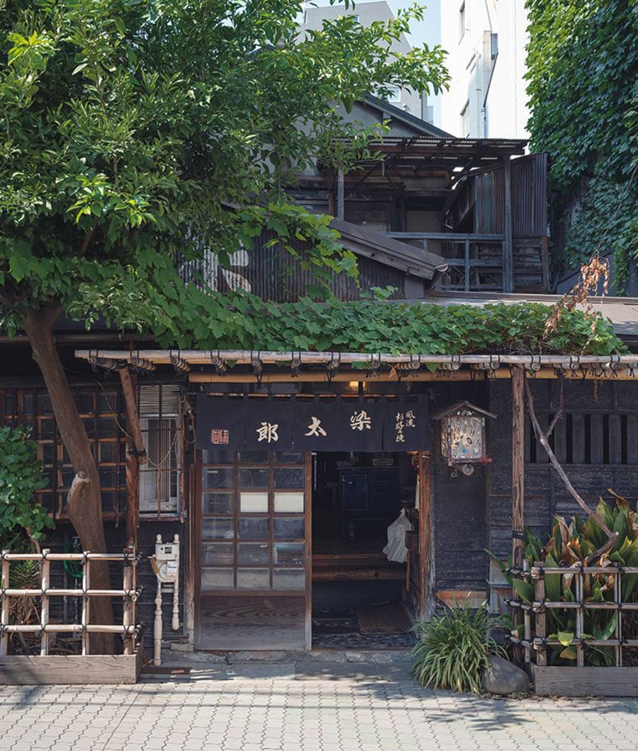 1937年創業。木が生い茂る、当時の雰囲気を湛えた店構え。高見順や江戸川乱歩も通った。
