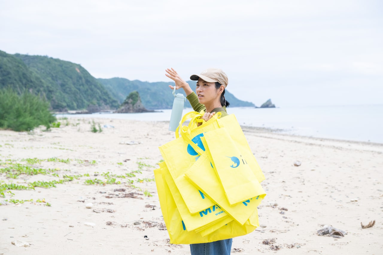 プロジェクトマナティの金城由希乃さん。一見綺麗に見える沖縄の海にもよく見るとたくさんのゴミが。人間の活動の影響を改めて思い知らされる。