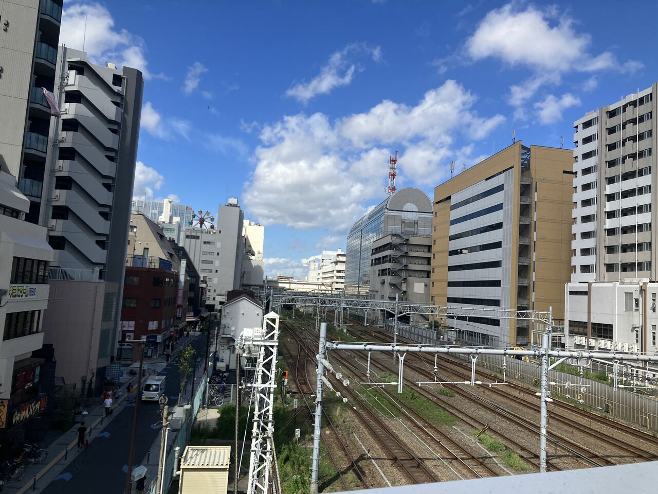 蒲田陸橋から京浜東北線と東海道線の線路をのぞむ