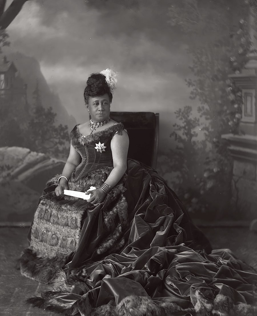 カピオラニ王妃（1834－1899） ハワイ島ヒロ生まれ。ハワイ王国第7代君主カラカウア王の王妃。こちらはカピオラニ王妃がクジャクのドレスを纏ったポートレート。Courtesy of - Hawaii State Archives