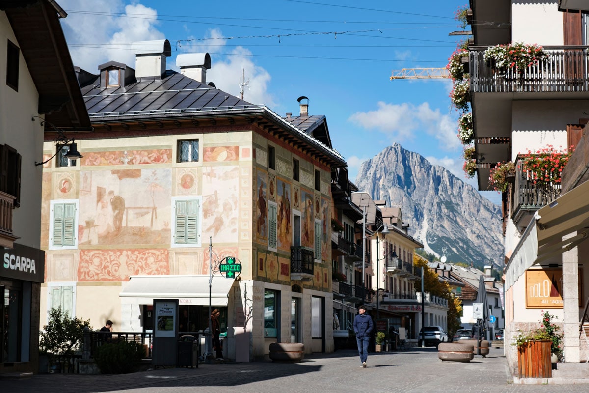 壁一面にフレスコ画が描かれた建物。街並みも可愛らしく、散策も楽しい。