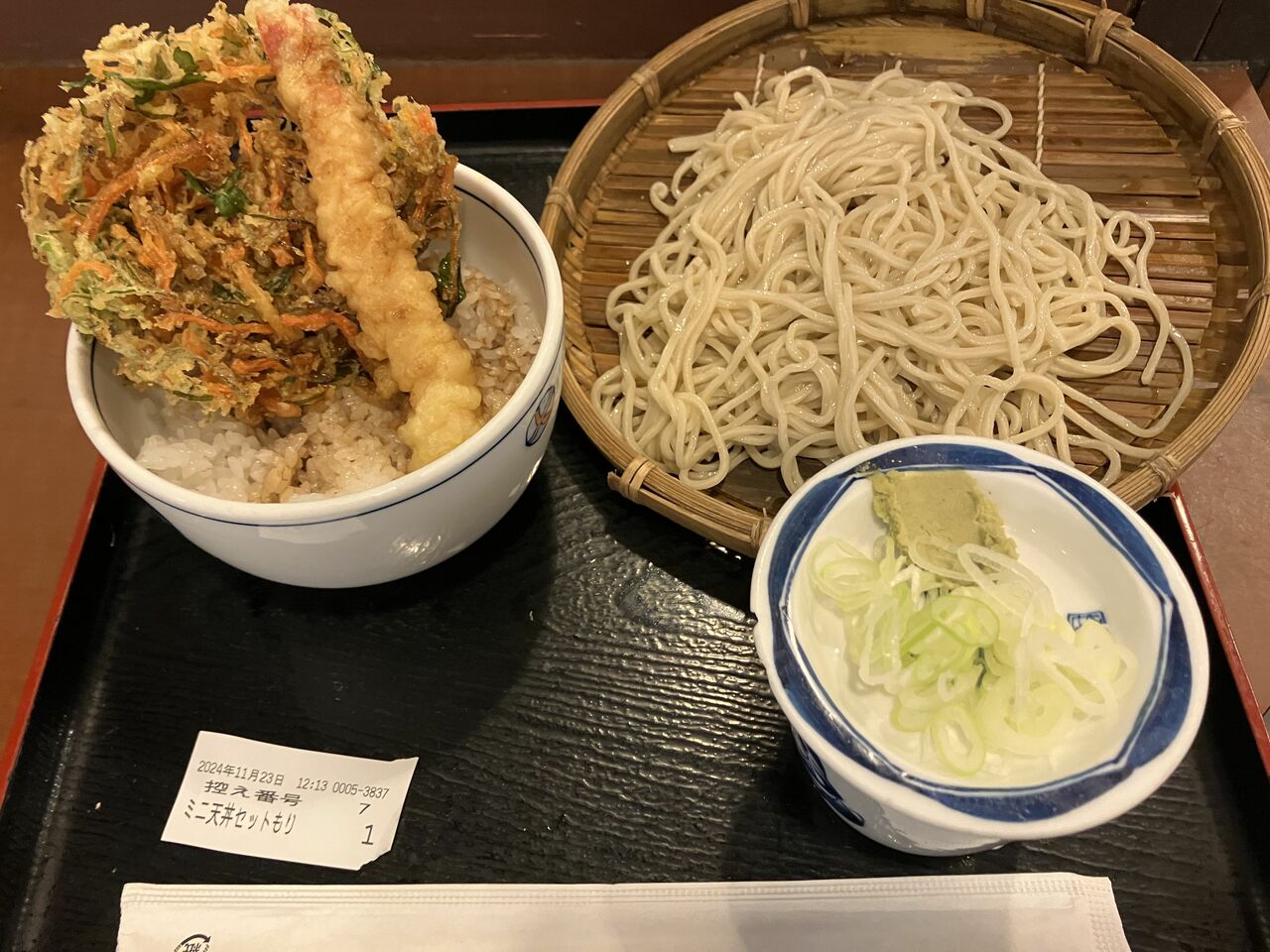 「ミニ天丼セット」700円を注文