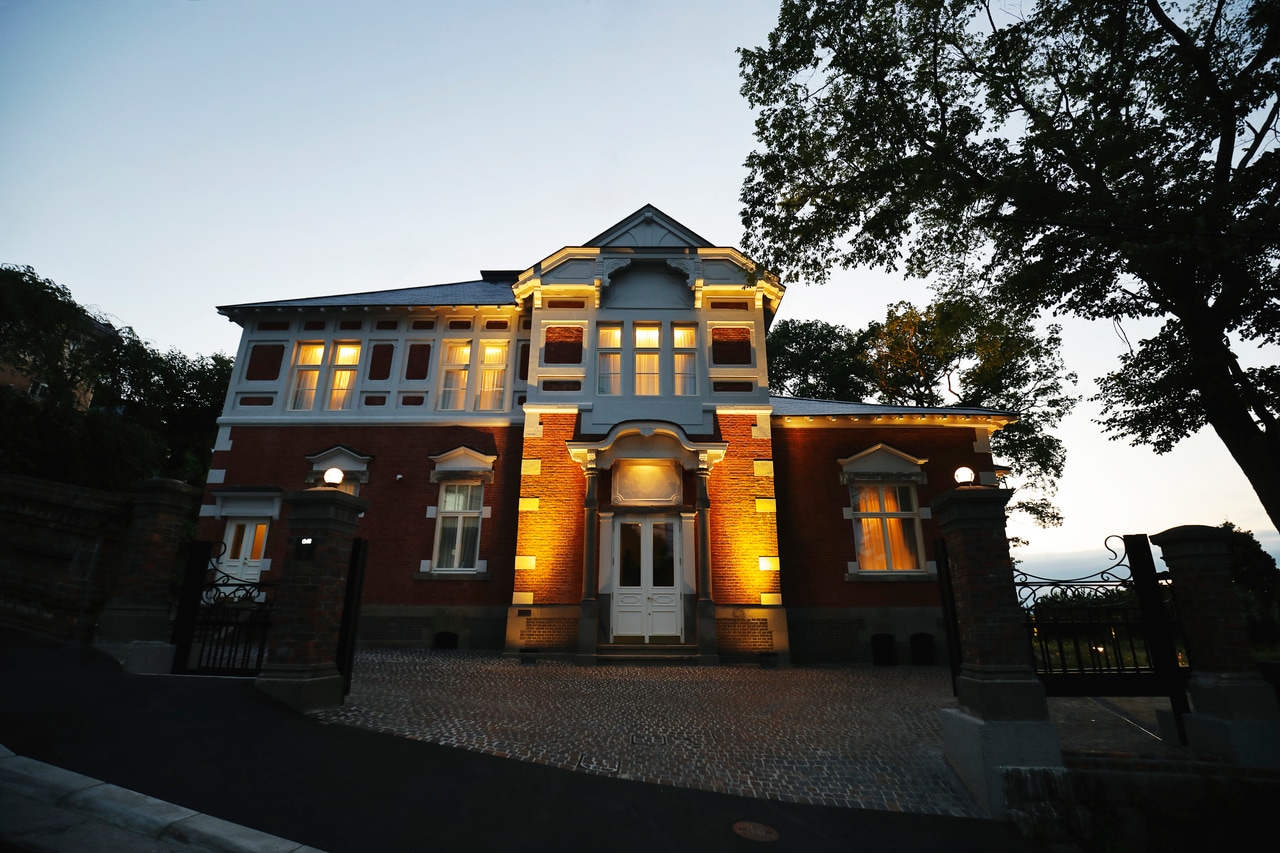 函館港を見渡す幸坂に佇む、「HOTEL 白林（びゃくりん）HAKODATE」の外観。