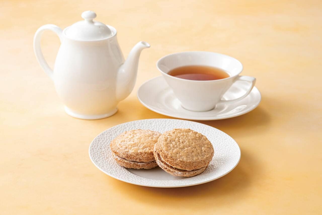 プラリネ+モカまたはピスターシュ+選べるドリンクのセット1,650円。青山本店のBLUE BRICK LOUNGEでいただける。期間限定・数量限定。