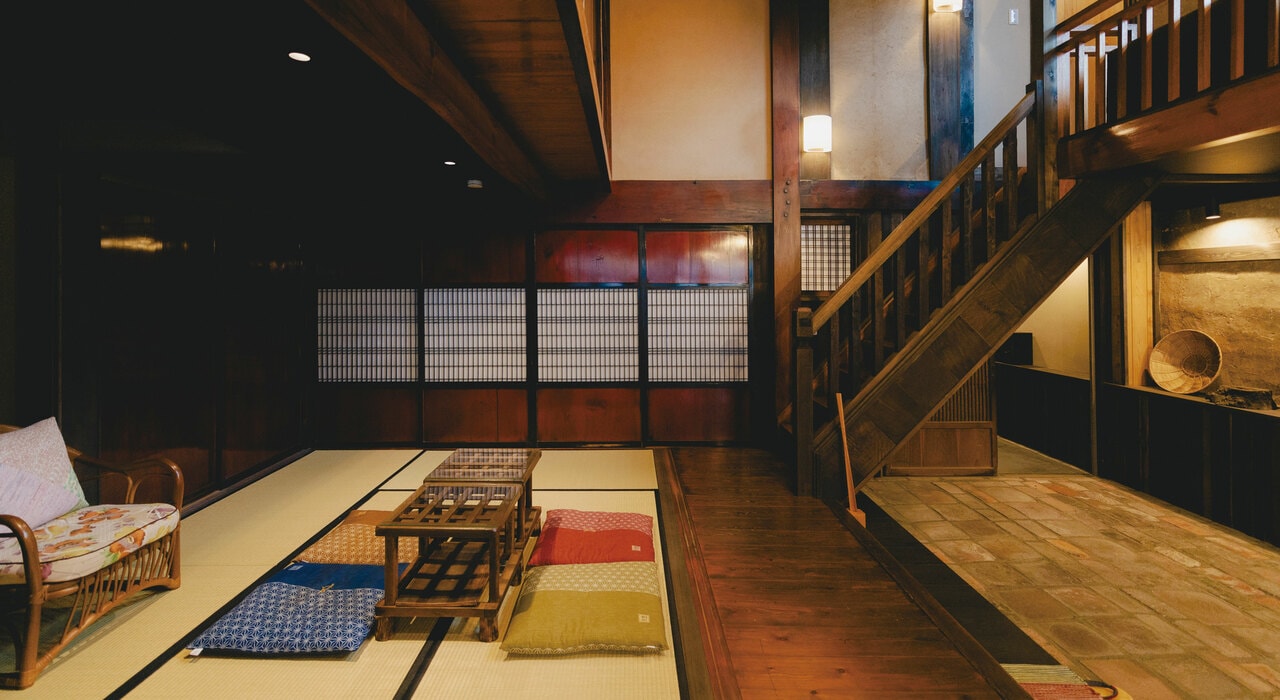 メインの客室を擁する本館清水家は町の中心に位置する町屋。土間、土壁、神棚、船簞笥など、空間のあちこちにその家が生きていた時間が静かに息づいています。