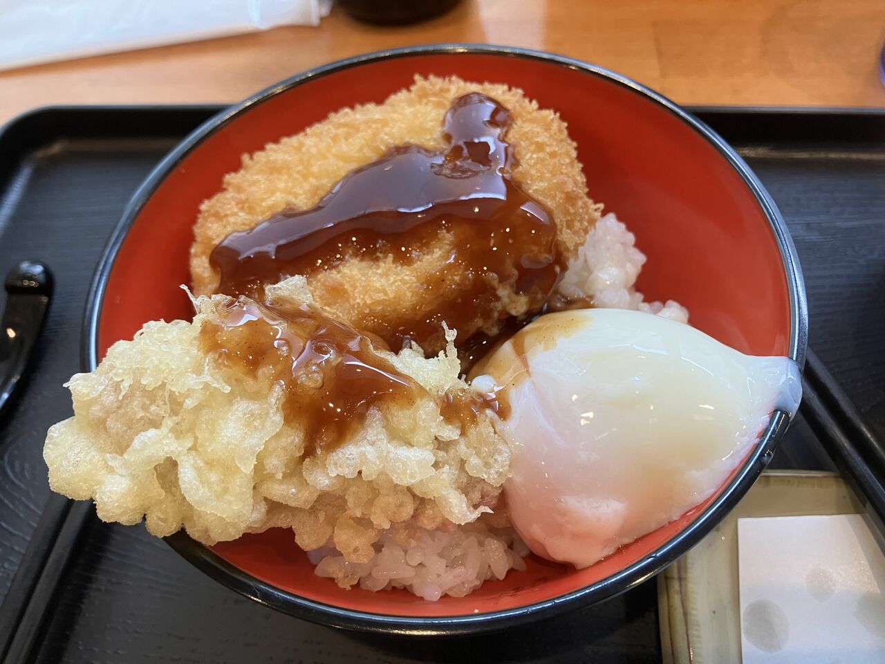 「自家製コロッケ玉子丼」が完成