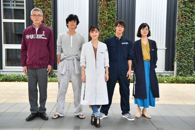 （左から）松重豊、井浦新、石原さとみ、窪田正孝、市川実日子（『アンナチュラル』公式Xより）