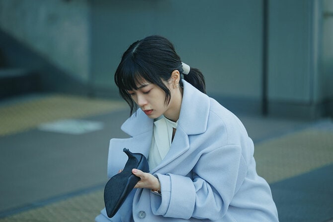 全国公開中　映画『人生に詰んだ元アイドルは、赤の他人のおっさんと住む選択をした』 ©2023映画『人生に詰んだ元アイドルは、赤の他人のおっさんと住む選択をした』製作委員会