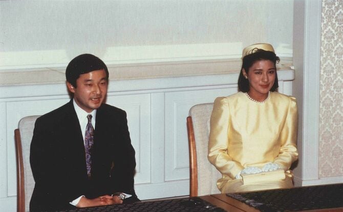 1993年1月19日、婚約内定記者会見での皇太子さまと小和田雅子さん(当時) ©JMPA