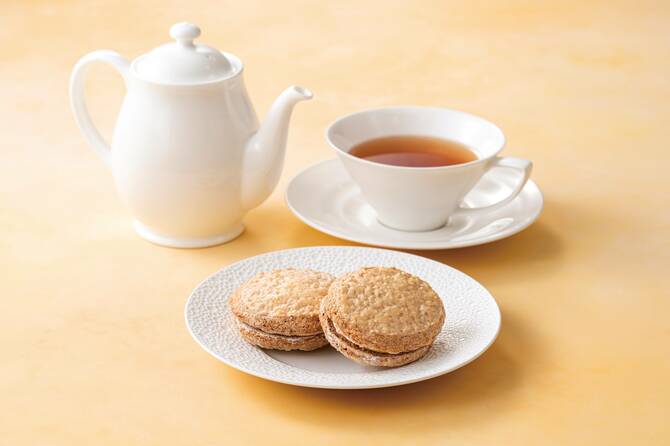 プラリネ＋モカまたはピスターシュ＋選べるドリンクのセット1,650円。青山本店のBLUE BRICK LOUNGEでいただける。期間限定・数量限定。