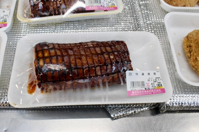 焼豚のほか、焼豚コロッケやメンチカツ、土曜日限定のスペアリブなども販売。