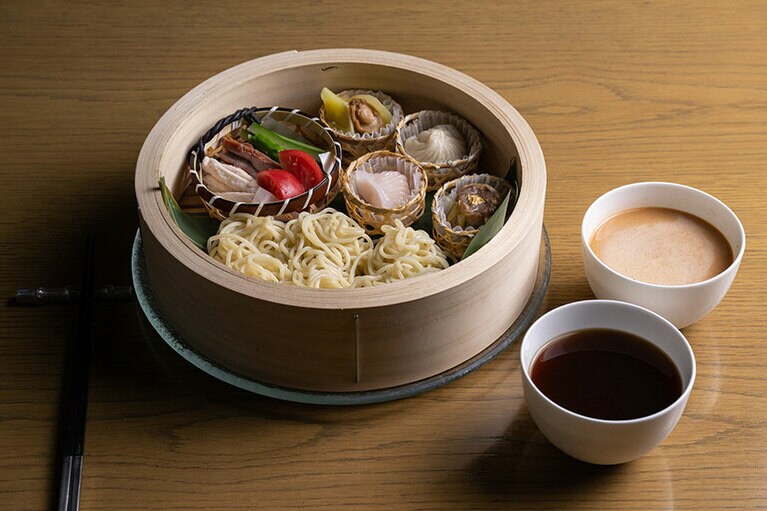 つけ麺スタイルにすることでのびにくい。