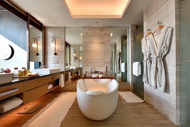 “リバーフロントプレミア・キング”は、バスルームもリバービュー。199,000タイバーツ～。