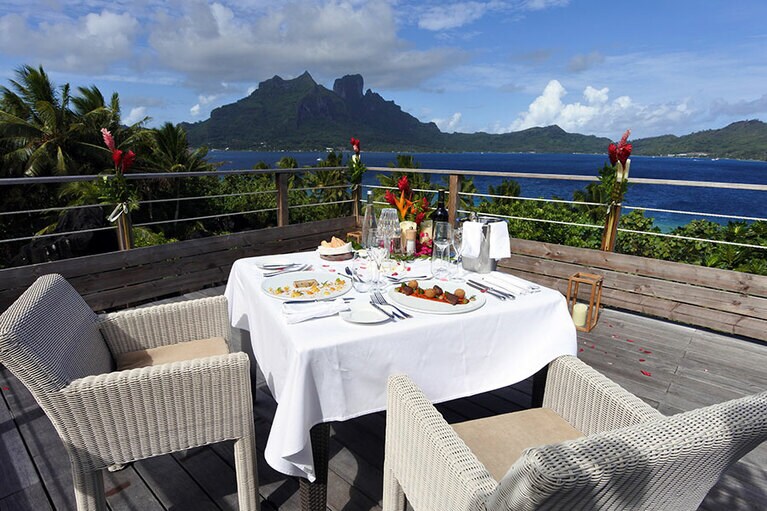 オテマヌ山とラグーンを見ながらいただく、ディストネーション・ダイニング。