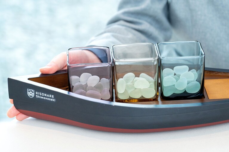 カラフルだけど大人っぽい、夜景に溶け込むようなガラスの器が美しい。