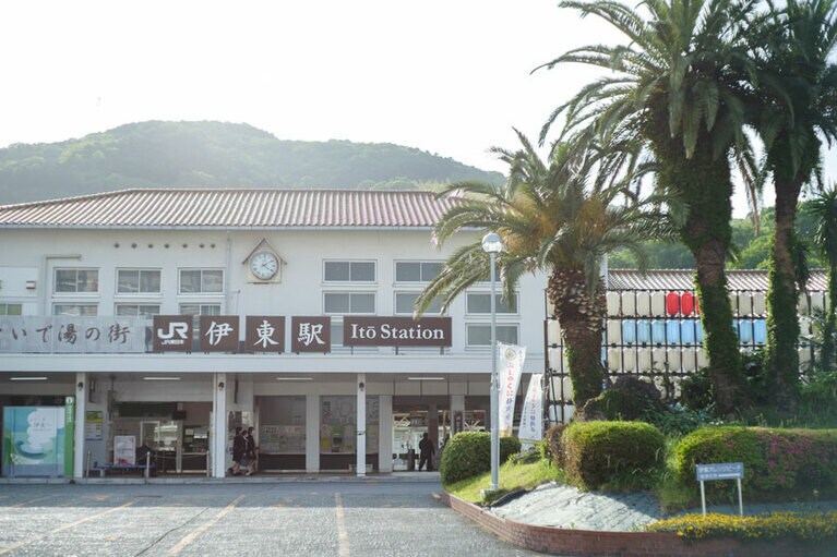伊東駅には観光案内所や売店、カフェも併設。