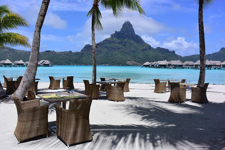 ラグーンの向こうにオテマヌ山を望むロケーション。