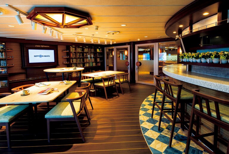 雑誌や本を片手にコーヒータイムが過ごせる「eカフェ＆ライブラリー」。