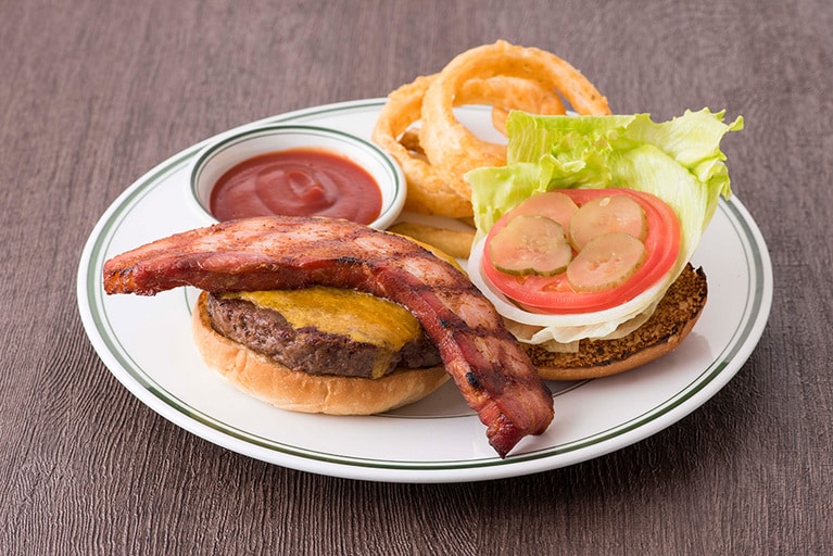 ニューヨークスタイル ベーコン＆チーズバーガー 1,900円。プライムグレード100％ビーフパティ280gのクラシックバーガーに、チーズと厚切りベーコンをトッピングした贅沢な逸品。