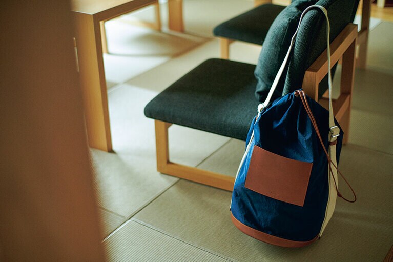 ショルダーバッグ H48×W27.5×D27.5cm 149,600円／ジル サンダー＋ バイ ルーシー アンド ルーク・メイヤー(ジルサンダージャパン)