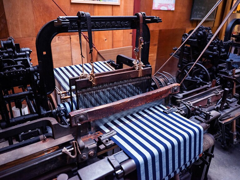 工房内には古い織機も。