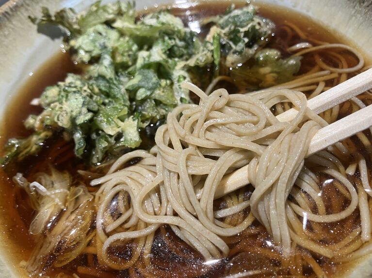 細めのそばと「冷やかけ」のつゆが最高だ