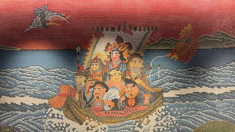 女湯のタイ壁画は宝船。富士山に鷹、鯱、亀も描かれ縁起がいいことこの上ない。